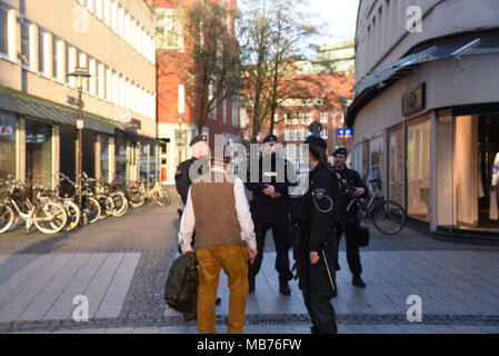 7 aprile 2018 - MÃ¼Nster, Germania - gli ufficiali di polizia si vede a guardia della città vecchia dopo l'attacco.Due persone sono state uccise ed una ventina di feriti mentre grigio di un furgone VW, è stato condotto in una folla di persone che stavano seduti intorno alla statua Kiepenkerl MÃ¼nster nella città vecchia a 15:27 ora locale del sabato.Dopo che l attacco di autorità di polizia è stato bloccato quasi tutte le strade attorno al centro della città per il problema di protezione. Anche i pedoni non erano ammessi a camminare nelle vicinanze delle strade. Credito: Saad Shahriar SOPA/images/ZUMA filo/Alamy Live News Foto Stock