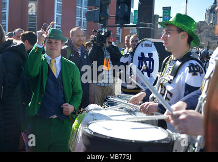 Saint Paul, Minnesota, Stati Uniti d'America. 07 apr, 2018. Notre Dame Fighting Irish band di eseguire sul tappeto rosso prima congelata di quattro partita di campionato tra il Minnesota Duluth Bulldogs e la Cattedrale di Notre Dame Fighting Irish a Xcel Energry Center di Saint Paul, Minnesota. Patrick Green/CSM/Alamy Live News Foto Stock