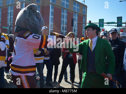 Saint Paul, Minnesota, Stati Uniti d'America. 07 apr, 2018. Minnesota-Duluth Bulldog mascot Champ e Notre Dame Fighting Irish Leprechaun mascotte di pompaggio del pugno sul tappeto rosso prima congelata di quattro partita di campionato tra il Minnesota Duluth Bulldogs e la Cattedrale di Notre Dame Fighting Irish a Xcel Energry Center di Saint Paul, Minnesota. Patrick Green/CSM/Alamy Live News Foto Stock