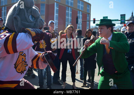 Saint Paul, Minnesota, Stati Uniti d'America. 07 apr, 2018. Minnesota-Duluth Bulldog mascot Champ e Notre Dame Fighting Irish Leprechaun mascotte combattendo fuori sul tappeto rosso prima congelata di quattro partita di campionato tra il Minnesota Duluth Bulldogs e la Cattedrale di Notre Dame Fighting Irish a Xcel Energry Center di Saint Paul, Minnesota. Patrick Green/CSM/Alamy Live News Foto Stock