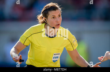 Refereein Kateryna Monzul GES/ Fussball/ Frauen-Nationalmannschaft WM-Qualifikation: Germania - Tschechische Republik, 07.04.2018 Calcetto: qualificazione in Coppa del Mondo donne della nazionale di calcio: vs Germania Repubblica ceca, Halle/Saale, Aprile 7, 2018 |L'utilizzo in tutto il mondo Foto Stock