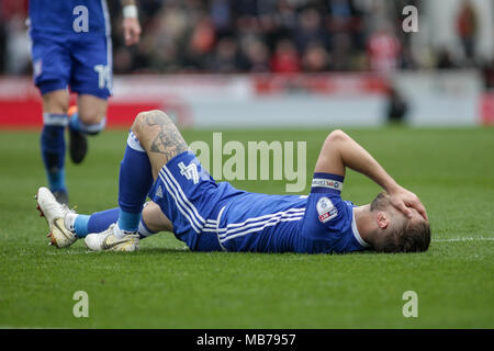 Luca Camere di Ipswich Town si trova feriti sul terreno. EFL Skybet partita in campionato, Brentford v Ipswich Town al Griffin Park Stadium di Londra il sabato 7 aprile 2018. Questa immagine può essere utilizzata solo per scopi editoriali. Solo uso editoriale, è richiesta una licenza per uso commerciale. Nessun uso in scommesse, giochi o un singolo giocatore/club/league pubblicazioni. pic da Kieran Clarke/Andrew Orchard fotografia sportiva/Alamy Live news Foto Stock