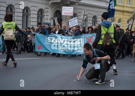 Budapest, Ungheria. 7 Aprile, 2018. Tutto il mese di marzo è andato attraverso un 'off' itinerario che è in grado di funzionare sul lato e popolari street e non sulla Grand Avenue essendo generalmente utilizzati dal governo pro marche. Foto Stock