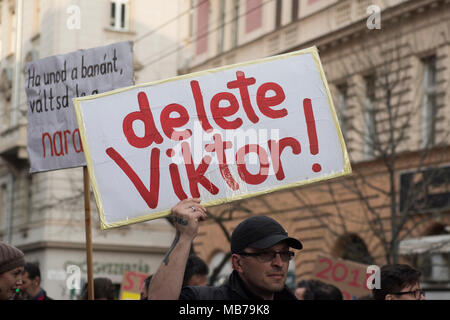 Budapest, Ungheria. 7 Aprile, 2018. Persone scese per le strade di Budapest per incoraggiare la popolazione a votare. L'idea di base è che più di andare a votare, più è probabile che non ci sarebbe un sconvolto per quello che sembra essere un pro Orban maggioranza. Foto Stock