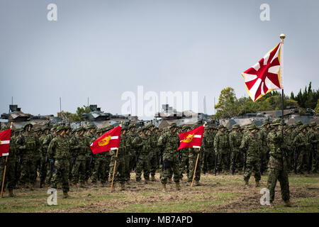 SASEBO, Giappone - Aprile 7 : i soldati di massa giapponese Forza di Autodifesa (JGSDF), denominato il anfibi Rapid Deployment Brigata assistere ad una cerimonia nel Camp Ainoura a Sasebo, Prefettura di Nagasaki, in Giappone il 7 aprile 2018. (Foto: Richard Atrero de Guzman/AFLO) Foto Stock