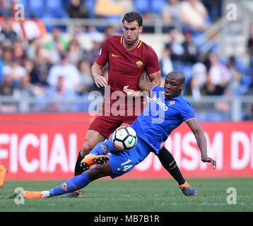 Roma, Italia. 7 apr, 2018. Roma's Kevin Strootman (L) compete con la Fiorentina's Byran Dabo durante una serie di una partita di calcio tra Roma e Fiorentina in Roma, Italia, Aprile 7, 2018. La Fiorentina ha vinto 2-0. Credito: Alberto Lingria/Xinhua/Alamy Live News Foto Stock