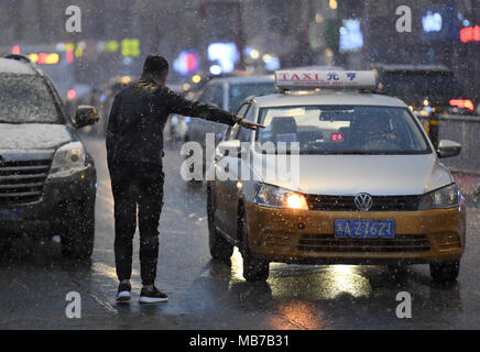 Changchu, Changchu, Cina. 5 apr, 2018. Changchun, Cina-5Aprile 2018: la nevicata in Changchun, a nord-est della Cina di provincia di Jilin, 5 aprile 2018. Credito: SIPA Asia/ZUMA filo/Alamy Live News Foto Stock