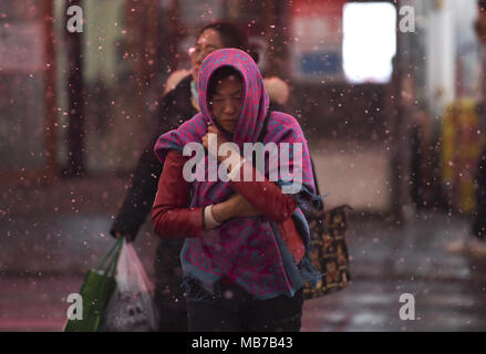 Changchu, Changchu, Cina. 5 apr, 2018. Changchun, Cina-5Aprile 2018: la nevicata in Changchun, a nord-est della Cina di provincia di Jilin, 5 aprile 2018. Credito: SIPA Asia/ZUMA filo/Alamy Live News Foto Stock