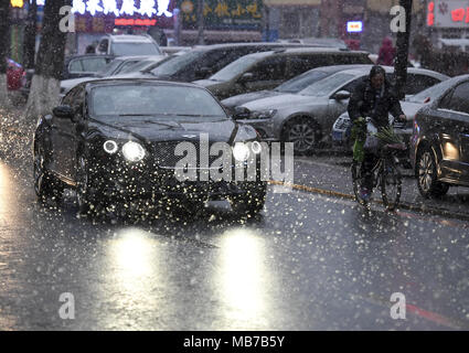 Changchu, Changchu, Cina. 5 apr, 2018. Changchun, Cina-5Aprile 2018: la nevicata in Changchun, a nord-est della Cina di provincia di Jilin, 5 aprile 2018. Credito: SIPA Asia/ZUMA filo/Alamy Live News Foto Stock