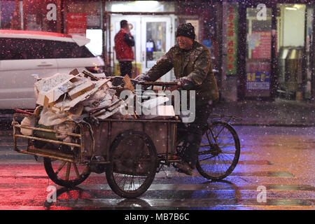 Changchu, Changchu, Cina. 5 apr, 2018. Changchun, Cina-5Aprile 2018: la nevicata in Changchun, a nord-est della Cina di provincia di Jilin, 5 aprile 2018. Credito: SIPA Asia/ZUMA filo/Alamy Live News Foto Stock