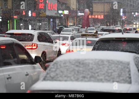 Changchu, Changchu, Cina. 5 apr, 2018. Changchun, Cina-5Aprile 2018: la nevicata in Changchun, a nord-est della Cina di provincia di Jilin, 5 aprile 2018. Credito: SIPA Asia/ZUMA filo/Alamy Live News Foto Stock