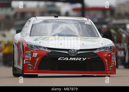 Ft. Vale la pena, Texas, Stati Uniti d'America. 6 apr, 2018. Aprile 06, 2018 - Ft. Vale la pena, Texas, Stati Uniti d'America: la NASCAR Xfinity squadre di serie a prendere il via per la mia soluzioni Bariatric 300 al Texas Motor Speedway in Ft. Vale la pena, Texas. Credito: Stephen A. Arce/ASP/ZUMA filo/Alamy Live News Foto Stock