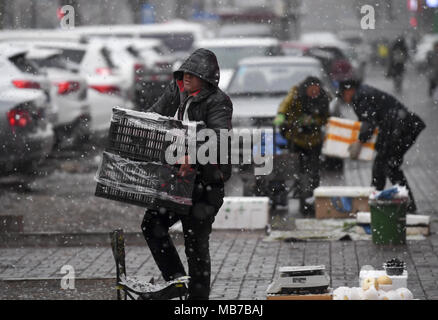 Changchu, Changchu, Cina. 5 apr, 2018. Changchun, Cina-5Aprile 2018: la nevicata in Changchun, a nord-est della Cina di provincia di Jilin, 5 aprile 2018. Credito: SIPA Asia/ZUMA filo/Alamy Live News Foto Stock