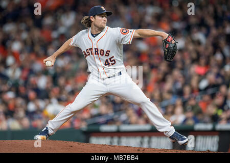 Houston, TX, Stati Uniti d'America. 7 apr, 2018. Houston Astros a partire lanciatore Gerrit Cole (45) passi durante un Major League Baseball gioco tra Houston Astros e il San Diego Padres al Minute Maid Park a Houston, TX. Astros ha vinto il gioco 1-0.Trask Smith/CSM/Alamy Live News Foto Stock