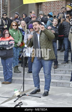 Ann Arbor, Michigan, Stati Uniti d'America. Il 7 aprile 2018. Abdul El Sayed, gubernatorial candidato nel Michigan, parlando al quarantasettesimo Hash annuale evento Bash. Credito, Jeffrey Wickett/Alamy Live News. Foto Stock