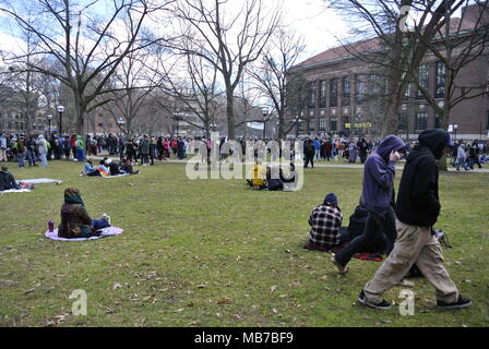 Ann Arbor, Michigan, Stati Uniti d'America. Il 7 aprile 2018. La folla in ascolto agli altoparlanti al quarantasettesimo Hash annuale evento Bash. Credito, Jeffrey Wickett/Alamy Live News. Foto Stock