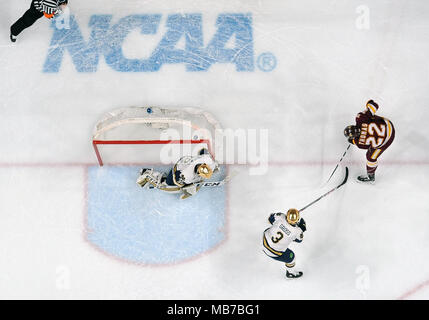 Saint Paul, Minnesota, Stati Uniti d'America. 07 apr, 2018. Minnesota-Duluth Bulldogs center Jared Thomas #22 cliente il primo obiettivo durante la congelati quattro partita di campionato tra il Minnesota Duluth Bulldogs e la Cattedrale di Notre Dame Fighting Irish a Xcel Energry Center di Saint Paul, Minnesota. Bulldog vince contro gli irlandesi, 2-1. Patrick Green/CSM/Alamy Live News Foto Stock