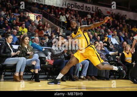 London, Canada. 6 aprile 2018, Londra, Ontario, Canada. Gioco 2 di NBL Canada playoff tra il London fulmine e il fiume Niagara Lions. Il fiume Lions è uscito forte con un comando 16-2 piombo ma il London lightning lentamente scaglie di distanza al piombo e infine legato è 50-50. Una volta che il fulmine ha preso il piombo in esse non si è mai guardato indietro battendo il fiume lions 124-98. Garrett Williamson(15) portano tutti i marcatori con 26 punti. Luca Durda/Alamy Live news Foto Stock