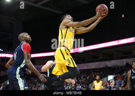 London, Canada. 6 aprile 2018, Londra, Ontario, Canada. Gioco 2 di NBL Canada playoff tra il London fulmine e il fiume Niagara Lions. Il fiume Lions è uscito forte con un comando 16-2 piombo ma il London lightning lentamente scaglie di distanza al piombo e infine legato è 50-50. Una volta che il fulmine ha preso il piombo in esse non si è mai guardato indietro battendo il fiume lions 124-98. Garrett Williamson(15) portano tutti i marcatori con 26 punti. Luca Durda/Alamy Live news Foto Stock