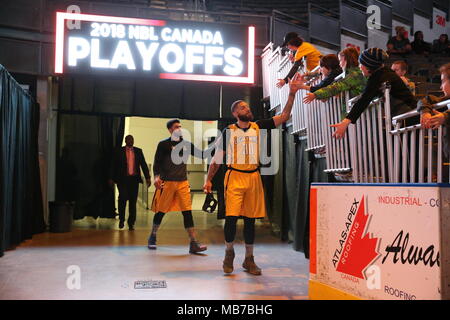 London, Canada. 6 aprile 2018, Londra, Ontario, Canada. Gioco 2 di NBL Canada playoff tra il London fulmine e il fiume Niagara Lions. Il fiume Lions è uscito forte con un comando 16-2 piombo ma il London lightning lentamente scaglie di distanza al piombo e infine legato è 50-50. Una volta che il fulmine ha preso il piombo in esse non si è mai guardato indietro battendo il fiume lions 124-98. Garrett Williamson(15) portano tutti i marcatori con 26 punti. Luca Durda/Alamy Live news Foto Stock