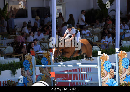 MIAMI BEACH, FL - aprile 06: classe Mondiale piloti provenienti da tutto il mondo frequentano il Longines Global Champions Tour stop a Miami Beach il 6 aprile 2018 a Miami Beach, in Florida. Persone: Kristen Vanderveen Foto Stock