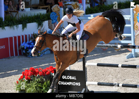 MIAMI BEACH, FL - aprile 06: classe Mondiale piloti provenienti da tutto il mondo frequentano il Longines Global Champions Tour stop a Miami Beach il 6 aprile 2018 a Miami Beach, in Florida. Persone: Kristen Vanderveen Foto Stock