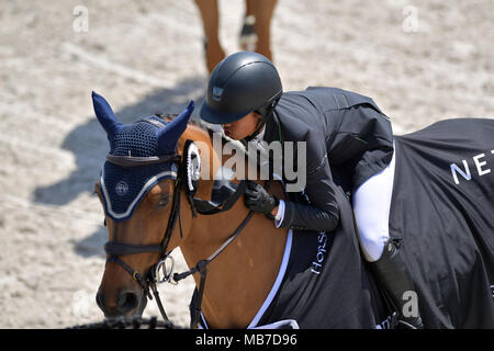 MIAMI BEACH, FL - aprile 06: classe Mondiale piloti provenienti da tutto il mondo frequentano il Longines Global Champions Tour stop a Miami Beach il 6 aprile 2018 a Miami Beach, in Florida. Persone: Mimi Gochman Foto Stock