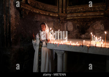 Un Ortodossa Etiope pellegrino cristiano pregare presso la cappella Greca di San Longino il centurione romano che hanno trafitto di Cristo e convertito al cristianesimo all interno della chiesa del Santo Sepolcro la Città Vecchia di Gerusalemme Est Israele Foto Stock