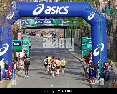 Parigi, Francia, 08 aprile 2018. Più di 55.000 persone partecipano nel 2018 maratona di Parigi. I corridori che passano al di sotto del segno di Asics lungo il Parc Rives de Seine. Credito: Cecile Marion/Alamy Live News Foto Stock