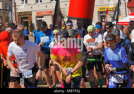 Checiny, Polonia, 7 Aprile, 2018. Guide sulla linea di partenza. CROSSRUN, amatoriali in esecuzione la concorrenza. Il concorso è diviso in due categorie: 10 km e 21,5 km. Credito: Pawel Burgiel/Alamy Live News. Foto Stock