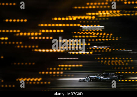 Lewis Hamilton (GBR), Mercedes AMG F1 Petronas GP W09 Hybrid EQ Power+, azione durante 2018 Formula 1 Campionato del Mondo FIA, Bahrain Grand Prix, a Sakhir dal 5 Aprile al 8 | Utilizzo di tutto il mondo Foto Stock