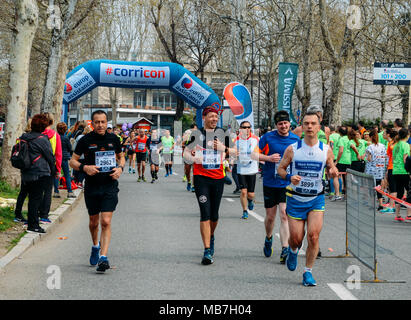 Milano, Italia - 8 Aprile 2018: Entusiasti partecipanti alla XVIII annuale MARATONA Milano, dove alcuni 20.000 corridori hanno partecipato. Milioni di euro è stata sollevata per più di beneficenza a sostegno di varie cause Foto Stock