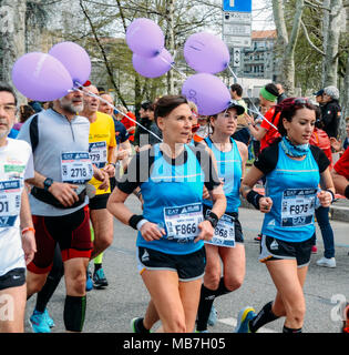 Milano, Italia - 8 Aprile 2018: Entusiasti partecipanti alla XVIII annuale MARATONA Milano, dove alcuni 20.000 corridori hanno partecipato. Milioni di euro è stata sollevata per più di beneficenza a sostegno di varie cause Foto Stock