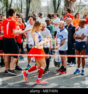 Milano, Italia - 8 Aprile 2018: Entusiasti partecipanti alla XVIII annuale MARATONA Milano, dove alcuni 20.000 corridori hanno partecipato. Milioni di euro è stata sollevata per più di beneficenza a sostegno di varie cause Foto Stock