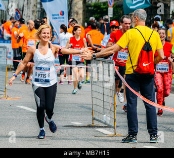 Milano, Italia - 8 Aprile 2018: Entusiasti partecipanti alla XVIII annuale MARATONA Milano, dove alcuni 20.000 corridori hanno partecipato. Milioni di euro è stata sollevata per più di beneficenza a sostegno di varie cause Foto Stock