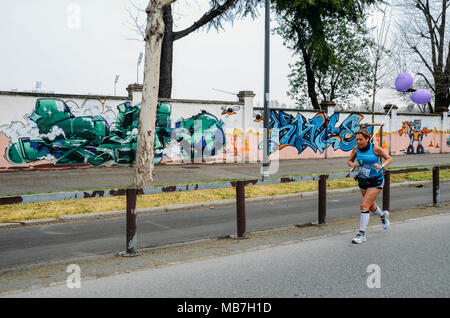 Milano, Italia - 8 Aprile 2018: Entusiasti partecipanti alla XVIII annuale MARATONA Milano, dove alcuni 20.000 corridori hanno partecipato. Milioni di euro è stata sollevata per più di beneficenza a sostegno di varie cause Foto Stock