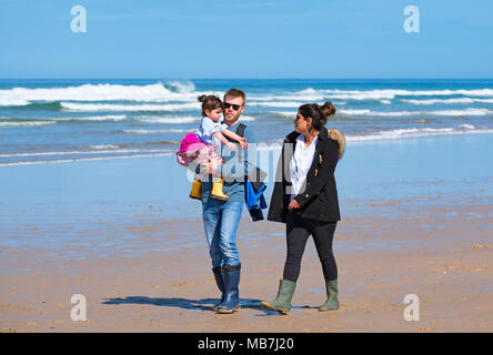 Perranporth, Cornwall, Regno Unito. Dal 8 aprile 2018. Regno Unito Meteo. Il sole caldo ha accolto i visitatori alla spiaggia per le vacanze di Pasqua in Cornovaglia, UK. Photo credit: Kevin Britland/Alamy LIve News. Foto Stock