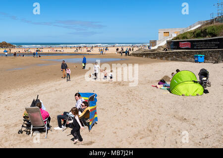 Perranporth, Cornwall, Regno Unito. Dal 8 aprile 2018. Regno Unito Meteo. Il sole caldo ha accolto i visitatori alla spiaggia per le vacanze di Pasqua in Cornovaglia, UK. Photo credit: Kevin Britland/Alamy LIve News. Foto Stock