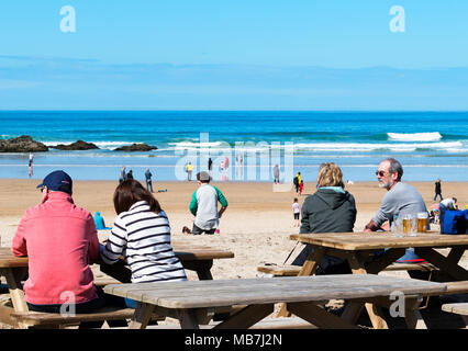 Perranporth, Cornwall, Regno Unito. Dal 8 aprile 2018. Regno Unito Meteo. Il sole caldo ha accolto i visitatori alla spiaggia per le vacanze di Pasqua in Cornovaglia, UK. Photo credit: Kevin Britland/Alamy LIve News. Foto Stock