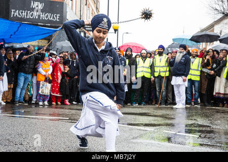 Southall, UK. 8 Aprile, 2018. Un Sikh arti marziali display durante il Vaisakhi Nagar Kirtan processione dalla Havelock Road Gurdwara al Park Avenue Gurdwara. Vaisakhi, che sarà celebrata il 14 aprile, è il santissimo giorno nel calendario Sikh, un harvest festival segna la creazione di comunità di iniziati i sikh noto come Khalsa. Credito: Mark Kerrison/Alamy Live News Foto Stock