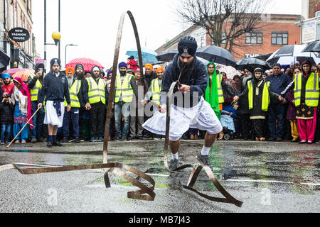 Southall, UK. 8 Aprile, 2018. Un Sikh arti marziali display durante il Vaisakhi Nagar Kirtan processione dalla Havelock Road Gurdwara al Park Avenue Gurdwara. Vaisakhi, che sarà celebrata il 14 aprile, è il santissimo giorno nel calendario Sikh, un harvest festival segna la creazione di comunità di iniziati i sikh noto come Khalsa. Credito: Mark Kerrison/Alamy Live News Foto Stock