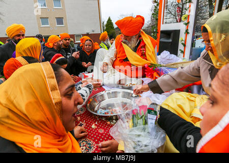 Glasgow, Regno Unito. 8 Aprile, 2018. Migliaia di sikh di tutta la Scozia si è riunito a Glasgow in parata in la tradizionale festa di Vaisakhi quando commessi sikh, maschio e femmina, celebrare Khaldsa. Credito: Findlay/Alamy Live News Foto Stock