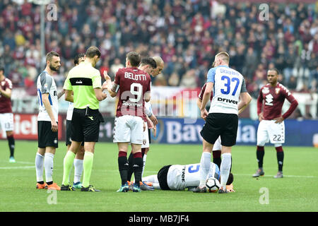 Torino, Italia. 8 Aprile, 2018. Andrea Belotti (Torino FC),Milano Skriniar (FC Internazionale), Roberto Gagliardini (FC Internazionale), Joel Obi (Torino FC),durante la serie di una partita di calcio tra Torino e FC Internazionale FC presso lo Stadio Olimpico Grande Torino il 08 aprile, 2018 a Torino, Italia. Credito: Antonio Polia/Alamy Live News Foto Stock