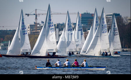 08 aprile 2018, Germania Amburgo: barche a vela sul Alster esterno ed il lago nelle giornate di sole. Foto: Axel Heimken/dpa Foto Stock