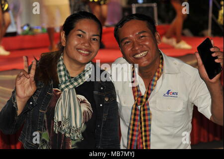 Phnom Penh Cambogia. 8 Aprile, 2018. I cambogiani indossando Kramas, la tradizionale sciarpa cambogiana, celebrare il Khmer Anno nuovo, Phnom Penh, Cambogia, Credito: Kraig Lieb / Alamy Live News Foto Stock