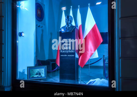 Varsavia, Polonia - 7th aprile 2018: Busto di Lech Kaczynski, il Presidente della Repubblica di Polonia. Foto Stock