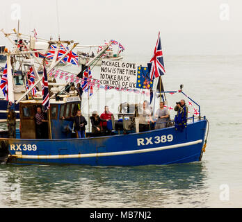 Hastings, East Sussex, Regno Unito. Dal 8 aprile 2018. Pescatore dalla costa sud porti di pesca di Hastings, Newhaven, segala e Eastbourne raccogliere a Hastings per protestare contro la decisione dei governi di non riprendere il pieno controllo delle acque britanniche quando il Regno Unito lascia l'Unione europea il prossimo anno. Il Dipartimento per l'ambiente, l'alimentazione e gli affari rurali ha detto che ritiene un affare di transizione fino al 2021 potrebbe tutelare le comunità di pescatori. Credito: Alan Fraser Foto Stock