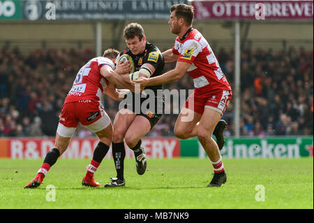 Dal 8 Aprile 2018 , Parco di sabbia , Exeter, Inghilterra; Aviva Premiership , Round 19, Exeter v Gloucester; Ian Whitten di Exeter è affrontato da Henry Trinder di Gloucester Credito: News Immagini/Alamy Live News Foto Stock