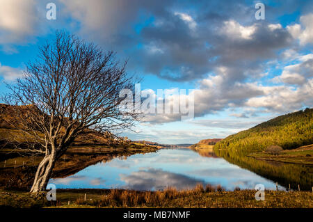 Fintown, County Donegal, Irlanda meteo. Dal 8 aprile 2018. Ancora riflessi di Lough Finn. Il Lough, insieme con il vicino villaggio di Fintown, è stato chiamato dopo che una donna mitologica, Finngeal, chi sono annegati nel lago dopo il tentativo di salvare suo fratello ferito Feargamhain. Credito: Richard Wayman/Alamy Live News Foto Stock