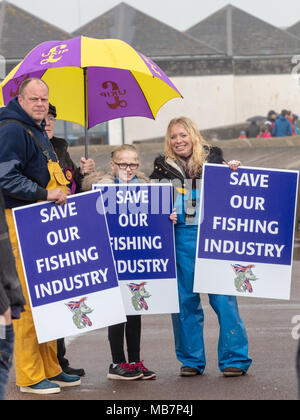 Southsea, Hampshire, Regno Unito; 8 aprile 2018; barche da pesca durante una manifestazione di protesta contro i piani per il Regno Unito a rimanere nella politica comune della pesca durante la transizione Brexit periodo passa Brittany Ferry Normandie vela alla Francia Credito: Ian Stewart/Alamy Live News Foto Stock